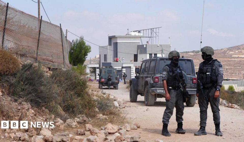 Activists deliver aid to Palestinians in homes besieged by Israeli settlers