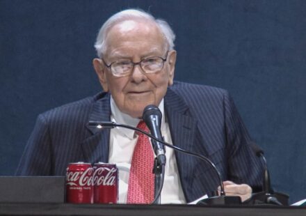  Berkshire Hathaway shares hit eight-month high