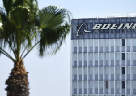 Boeing sells eVTOL subsidiaries, takes stake in Archer