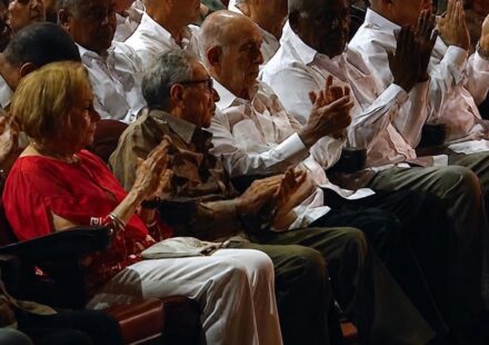 Centenario: Mientras Cuba se desmorona, alabanzas a Fidel Castro