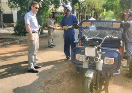 China-Cuba: Embajador chino presume de triciclos eléctricos que recogen basura en Cuba