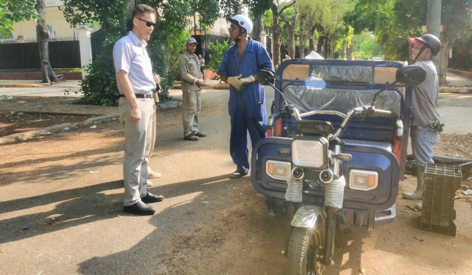 China-Cuba: Embajador chino presume de triciclos eléctricos que recogen basura en Cuba