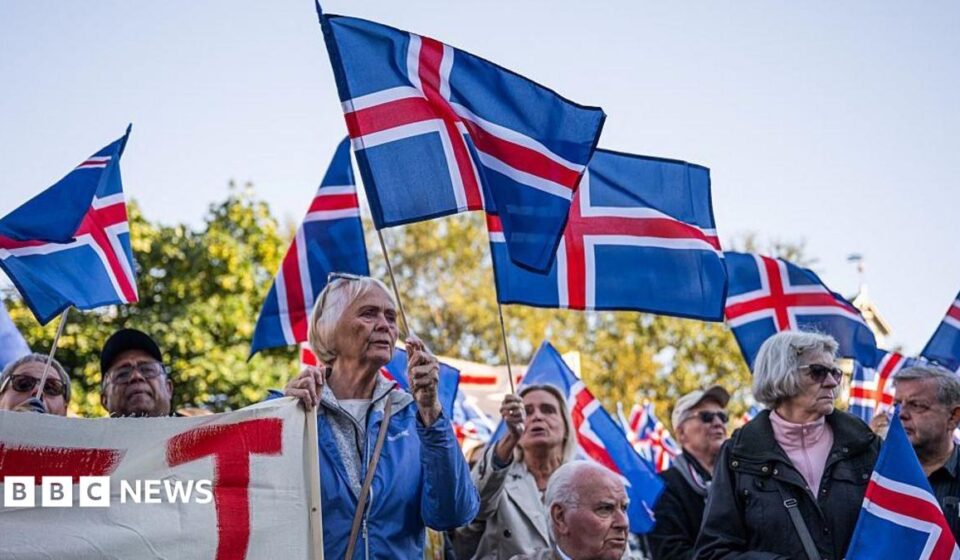 Close race as Iceland votes on whether to restart talks on joining EU