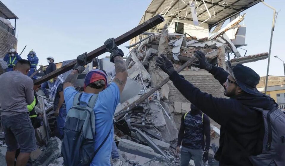 Colombia: Búsqueda contrarreloj entre los escombros tras el terremoto