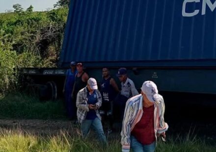 Cuba: El tren que descarriló en Camagüey llevaba contenedores "varados"