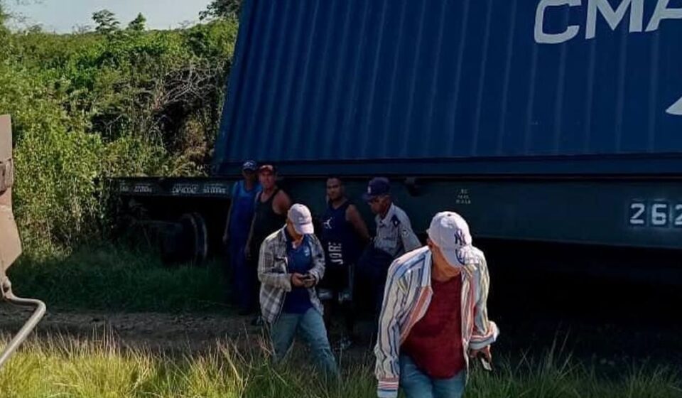 Cuba: El tren que descarriló en Camagüey llevaba contenedores "varados"