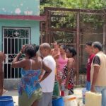 Cuba: Miles de habaneros cargan cubos de agua ante el colapso del suministro