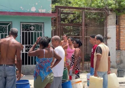 Cuba: Miles de habaneros cargan cubos de agua ante el colapso del suministro