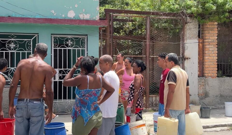 Cuba: Miles de habaneros cargan cubos de agua ante el colapso del suministro
