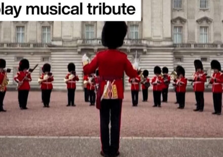 Dolly Parton: Buckingham Palace guards play musical tribute