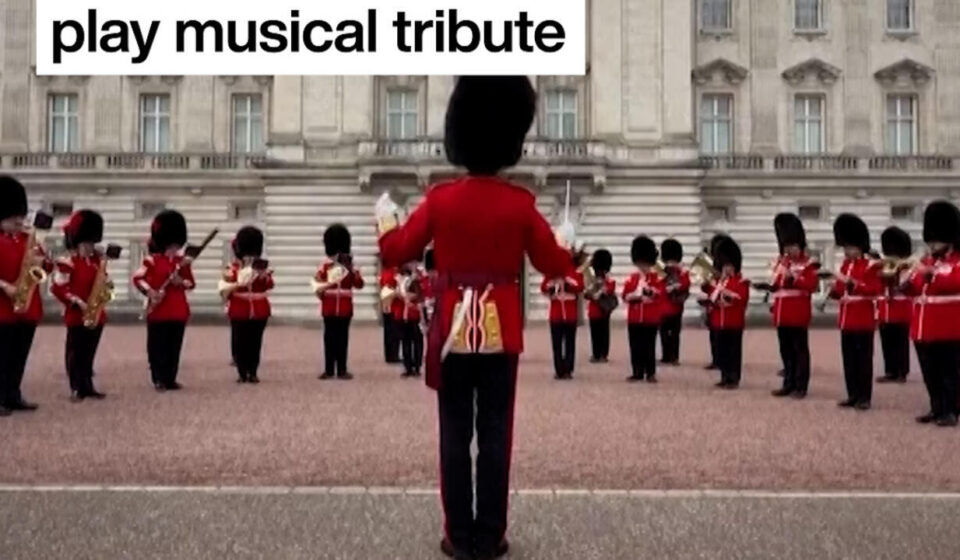 Dolly Parton: Buckingham Palace guards play musical tribute