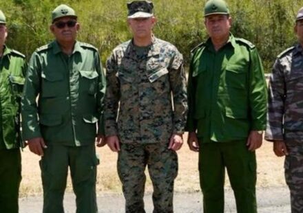 EE UU-Cuba: El jefe del Comando Sur se reúne con un alto mando militar cubano