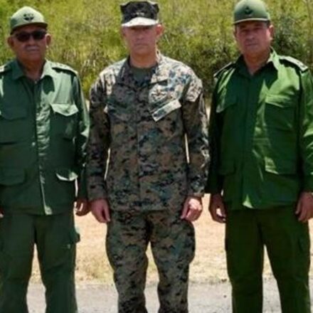 EE UU-Cuba: El jefe del Comando Sur se reúne con un alto mando militar cubano