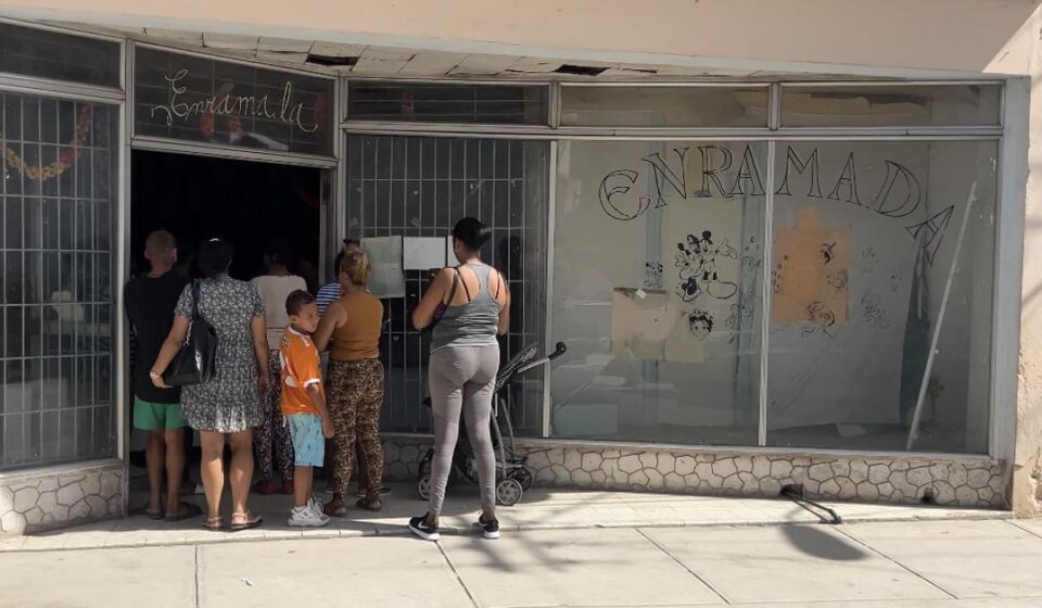 Educación: Poco y tarde, el Estado vende uniformes escolares