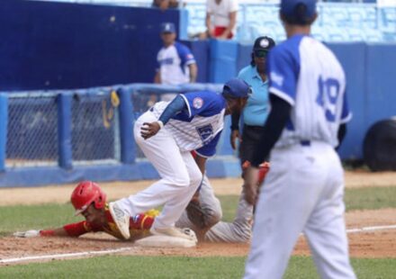 El béisbol tendrá menos juegos por los apagones y la escasez de combustible