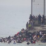 España: Miles de migrantes marroquíes entran por la fuerza a la ciudad española de Ceuta