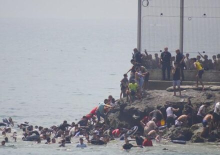 España: Miles de migrantes marroquíes entran por la fuerza a la ciudad española de Ceuta