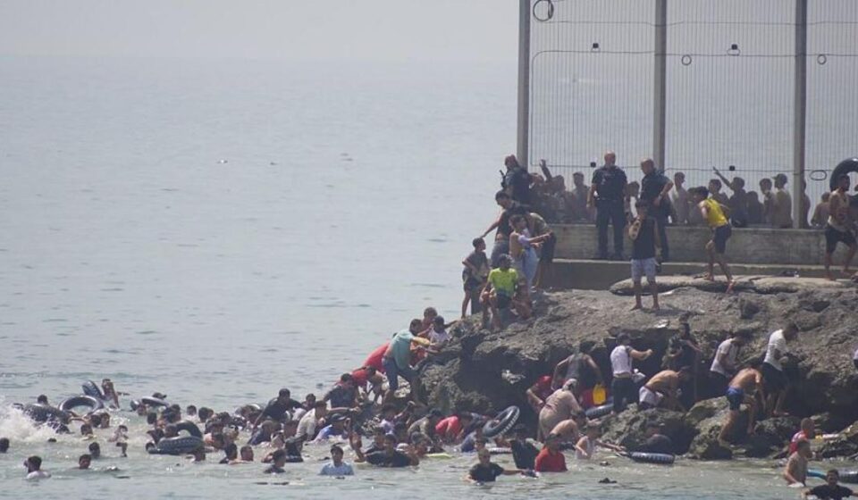 España: Miles de migrantes marroquíes entran por la fuerza a la ciudad española de Ceuta