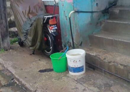Foto del día: Lluvia para beber, agua contaminada para el día a día