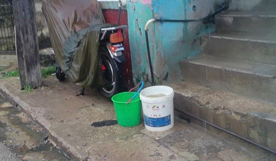 Foto del día: Lluvia para beber, agua contaminada para el día a día