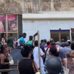 Foto del día: Tumulto frente al Focsa por la oferta del litro de aceite a 2,40 dólares