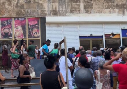 Foto del día: Tumulto frente al Focsa por la oferta del litro de aceite a 2,40 dólares