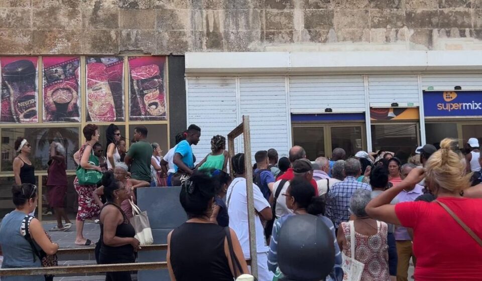 Foto del día: Tumulto frente al Focsa por la oferta del litro de aceite a 2,40 dólares