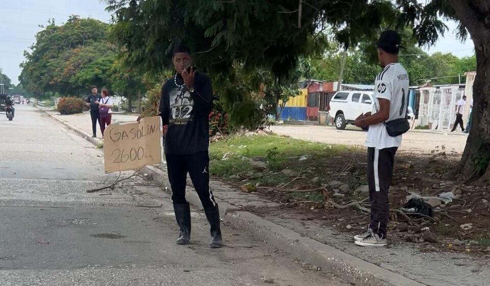 Gasolina: En la Vía Blanca surgen puestos de venta de gasolina