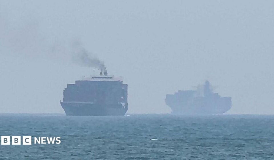 Hormuz talks positive, Oman says, as Iran warns deal would not open strait