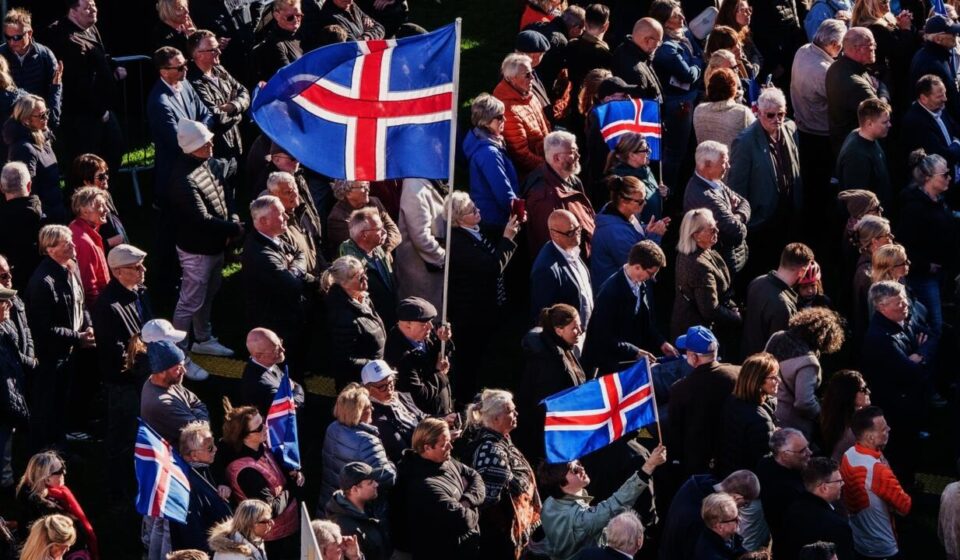Icelanders vote in referendum on whether to resume EU membership talks