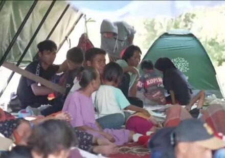 Indonesia earthquake leaves thousands homeless as rescue efforts continue