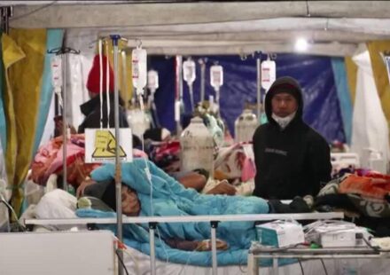 Indonesian earthquake : Aid reaches Flores as death toll climbs