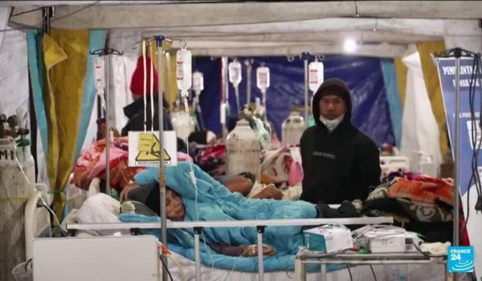 Indonesian earthquake : Aid reaches Flores as death toll climbs