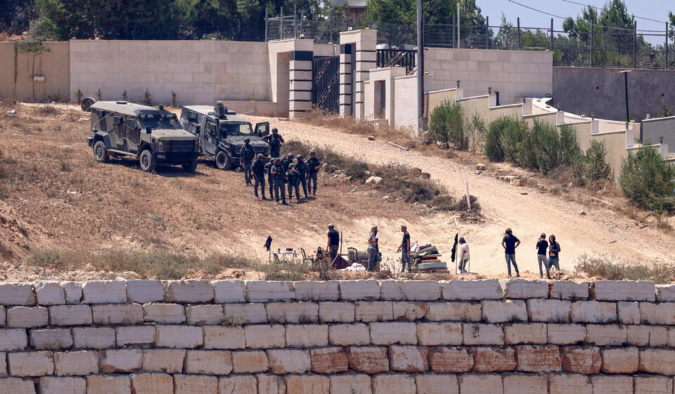 Israeli troops fail to remove settlers besieging Palestinian homes in West Bank village