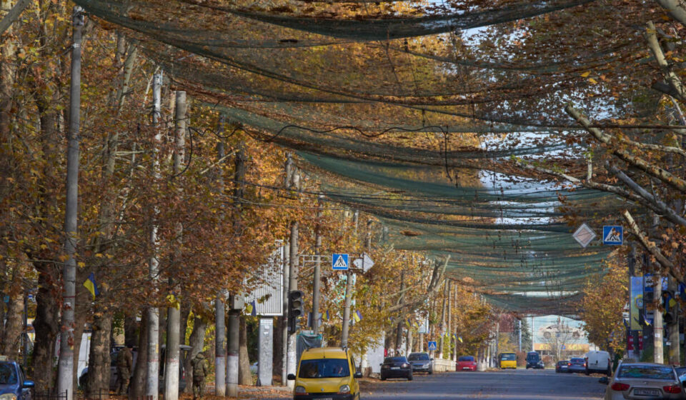 Kherson residents urged to leave as Russian attacks threaten power and heating