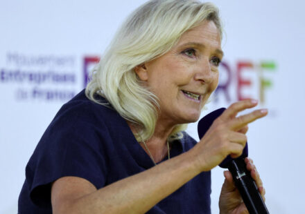 Marine Le Pen's National Rally plans to "sanction" the wearing of the veil with a fine