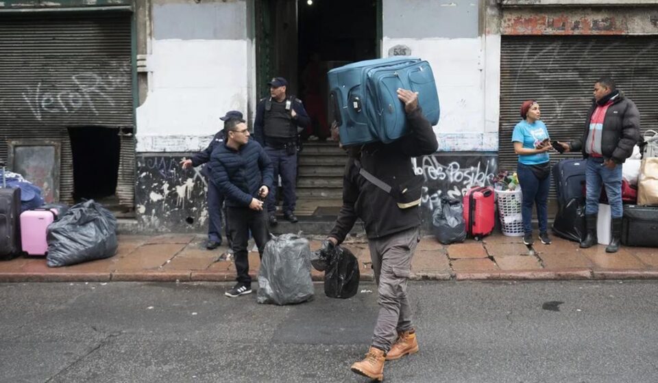 Migración: Desalojan en Uruguay a cubanos que pagaron hasta 746 dólares a unos falsos propietarios