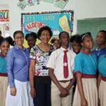 Misiones: Bahamas despide a 31 de los 110 maestros cubanos mientras negocia con EE UU