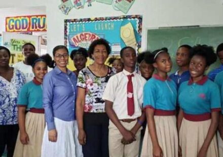 Misiones: Bahamas despide a 31 de los 110 maestros cubanos mientras negocia con EE UU