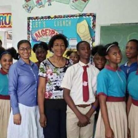 Misiones: Bahamas despide a 31 de los 110 maestros cubanos mientras negocia con EE UU