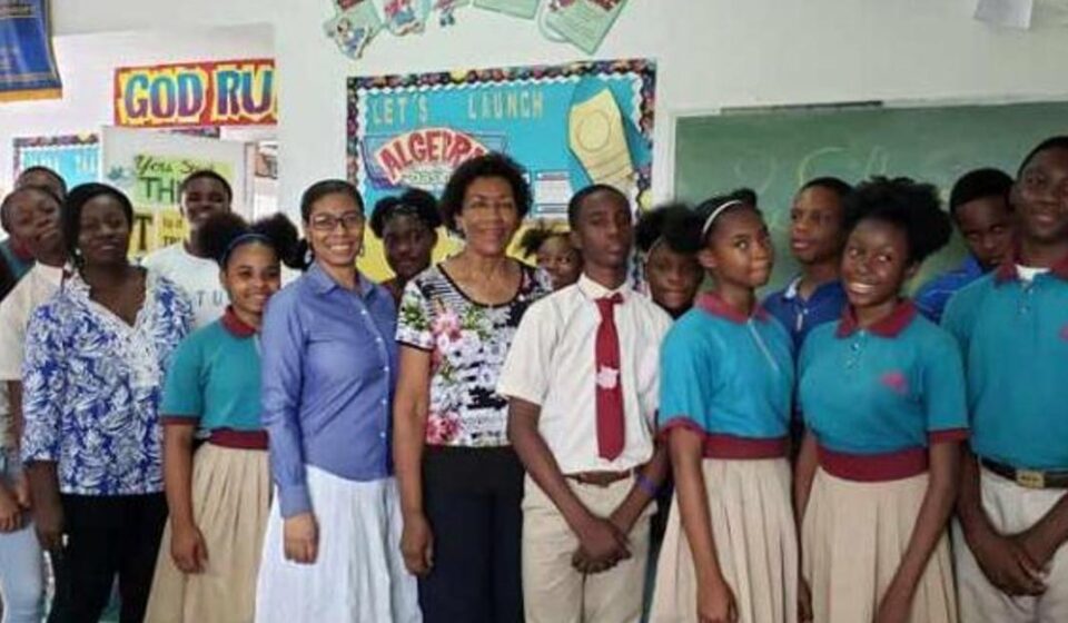 Misiones: Bahamas despide a 31 de los 110 maestros cubanos mientras negocia con EE UU