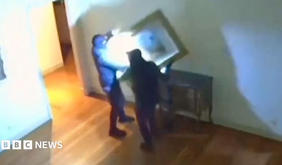 Moment €9m worth of art stolen from Italy museum