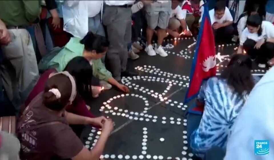 Nepal: Families cling to hope as nearly 1,000 remain missing