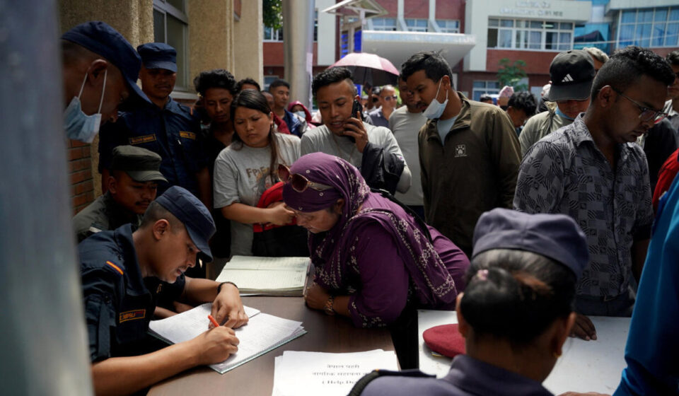Nepal: Relief camp shelters grieving families