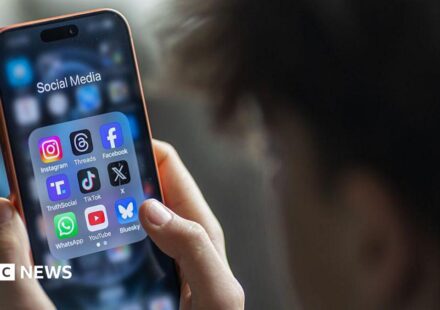 New Zealand moves to ban children under 16 from social media