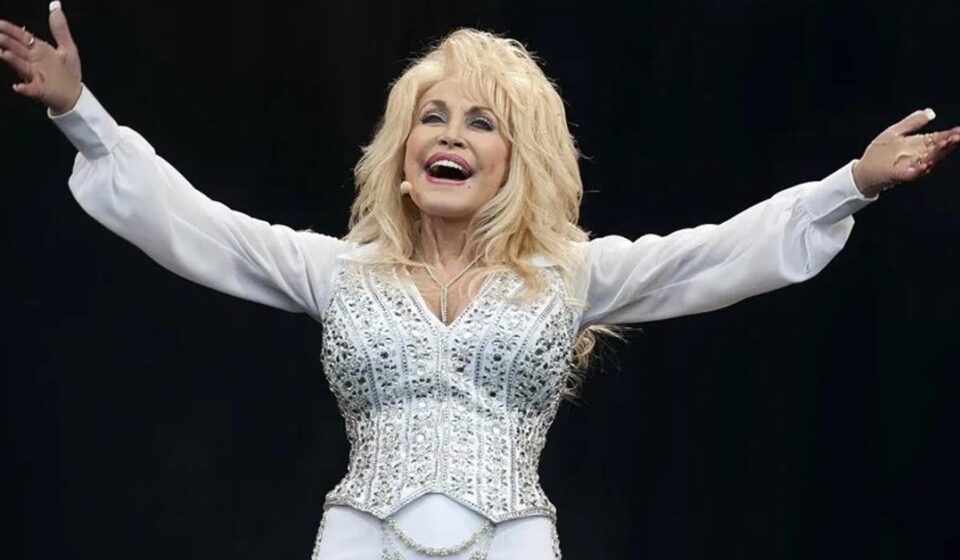 Obituario: Dolly Parton, la voz que llevó el country al mundo e hizo de la lectura su mayor legado