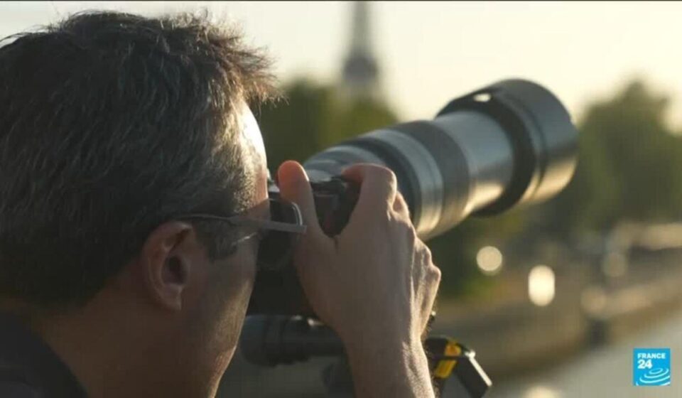 Parisians get ready for the eclipse