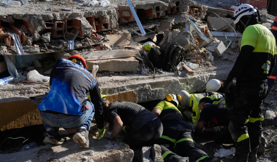 Race to free trapped quake survivor offers hope in Colombia