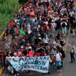 Tapachula: Deportados por EE UU y solicitantes de asilo avanzan en la caravana