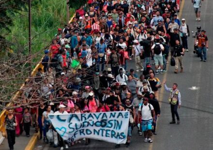 Tapachula: Deportados por EE UU y solicitantes de asilo avanzan en la caravana